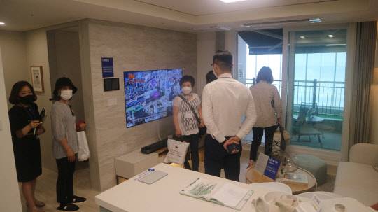 e편한세상 시티 부평역 전용면적 41㎡평형 유니트를 둘러보고 있는 방문객들의 모습. 



이상현 기자