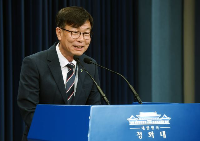 김상조 청와대 정책실장이 21일 청와대 춘추관 브리핑룸에서 부동산대책과 일본수출규제 대응, 한국판 뉴딜 등에 관한 발표를 하고 있다. 청와대사진기자단