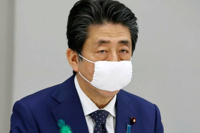 아베 신조 일본 총리가 ‘아베노 마스크’를 착용한 모습
