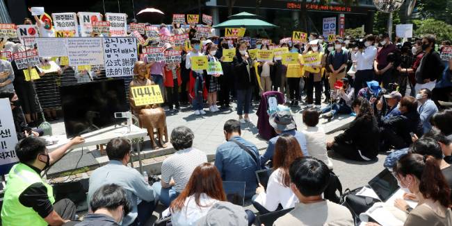 5월 27일 서울 종로구 일본대사관 앞에서 위안부 수요집회가 열리고 있다. 집회에 참여한 대다수가 특정 언론의 폐간을 주장하는 손피켓을 들고 있다. [전영한 동아일보 기자]