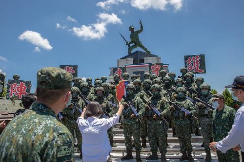 육군 보병훈련지휘부를 방문한 차이잉원 대만 총통(흰색 옷) [대만 총통부 캡처. 재판매 및 DB 금지]