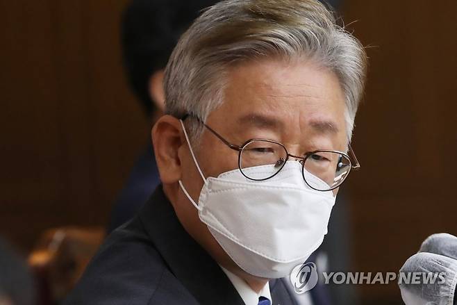 발언하는 이재명 경기지사 (수원=연합뉴스) 홍기원 기자 = 이재명 경기도지사가 18일 오후 경기도 수원시 경기도청에서 열린 6월 확대간부회의에서 발언하고 있다. 2020.6.18 xanadu@yna.co.kr