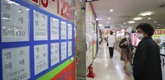 지난달 전국적으로 아파트 증여가 급증한 것으로 나타났다. 정부의 보유세 부담을 피하고 양도세 중과 면제 혜택도 받기 위해서다. 한 시민이 송파구 잠실동의 한 부동산공인중개업소에 걸린 아파트 급매물 시세를 살펴보고 있다.<연합뉴스>