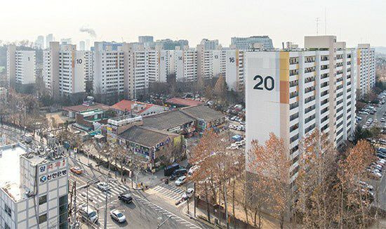 서울 마포구 성산시영은 정밀안전진단을 통과해 재건축 본궤도에 올랐지만 지난 6.17대책의 분양자격 강화 적용을 받을 것으로 예상된다. 2년간 거주하지 않으면 입주권을 받지 못하는데 임대주택으로 등록해 주인이 들어가 살 수 없는 집이 500여가구다.