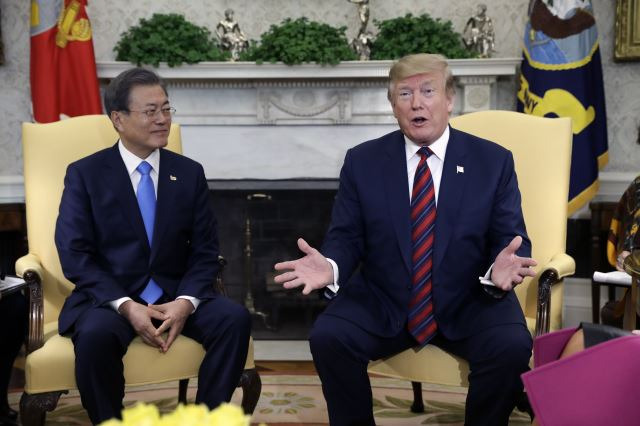 문재인 대통령과 도널드 트럼프 미국 대통령이 지난해 4월 11일 백악관에서 한·미 정상회담을 갖고 있다. AP뉴시스
