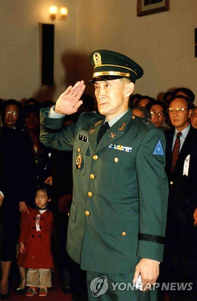 6.25 당시 장교로 참전했다 포로로 잡혀 납북됐던 조창호씨(64)가 43년만에 북한을 탈출, 1994년 10월 23일 서해 공해상에서 우리나라 어업지도선에 의해 구출됐다. 조창호 소위는 한국전쟁 당시 육군직할 101포대 관측장교로 참전했으며 1951년 3월 이 포대가 9사단에 배속, 강원도 인제전투에서 중공군에 붙잡혔었다. 북한의 전향공작과 고문 등을 이겨내고 43년만에 조국의 품에 귀환한 조창호씨는 11월 26일 보국훈장 통일장을 받고 중위로 전역했다. 연합뉴스