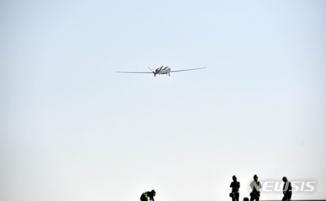[사천=뉴시스] 이무열 기자 = 무인정찰기 글로벌호크(RQ-4)가 22일 오전 경남 사천시 모 부대에서 이륙하고 있다. 글로벌호크는 북한 전역의 군사 도발 움직임을 실시간 감지할 수 있는 ‘첩보 위성급’ 고고도 무인정찰기이다. 2020.06.22.lmy@newsis.com