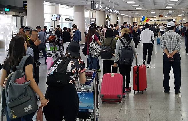 제주공항에서 여행객들이 탑승 절차를 밟고 있다. <한겨레> 자료 사진