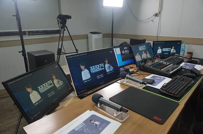 중계진 스튜디오의 모습. 중계진은 이 화면을 통해 경기를 보며 중계를 한다.