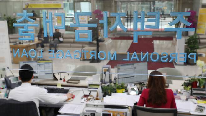 금융당국이 전세대출을 이용한 갭투자를 차단하기 위해 전세대출 규제 방안을 마련하고 있다. 연합뉴스