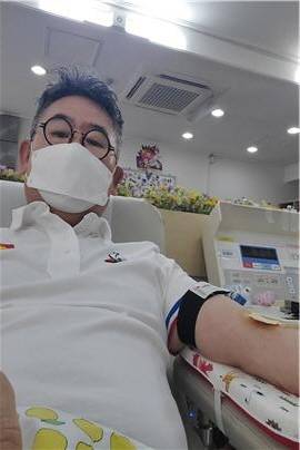 사회복지법인 '애명' 배영철 이사장이 헌혈을 하고 있다.