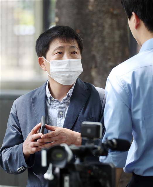 김여정 삐라 ‘엄포’ 4시간만에 통일부 “금지법 준비”, 언론인터뷰 하는 박상학 - 박상학 자유북한운동연합 대표가 4일 서울 중구 한 공원에서 전화통화를 하고 있다. 이날 김여정 북한 노동당 제1부부장은 탈북민의 대북전단 살포를 강하게 비판하며 남북 군사합의 파기 가능성까지 제기했다. 한편 탈북민단체인 자유북한운동연합은 5월31일 김포에서 대북전단 50만 장과 소책자 50권, 1달러 지폐 2천 장, 메모리카드 1천 개를 대형 풍선에 달아 북한으로 날려 보냈다. 2020.6.4/뉴스1