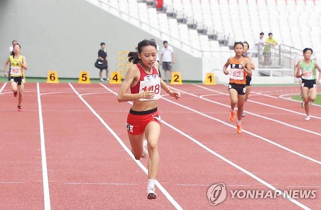 한국 육상의 희망 양예빈 양예빈이 2019년 7월 29일 서울 잠실종합운동장에서 열린 문화체육관광부장관기 제40회 전국시도대항육상경기대회 여자 중학교 400ｍ 결선에서 결승선을 통과하고 있다. 2019.7.29 [대한육상연맹 제공. 재판매 및 DB 금지] photo@yna.co.kr