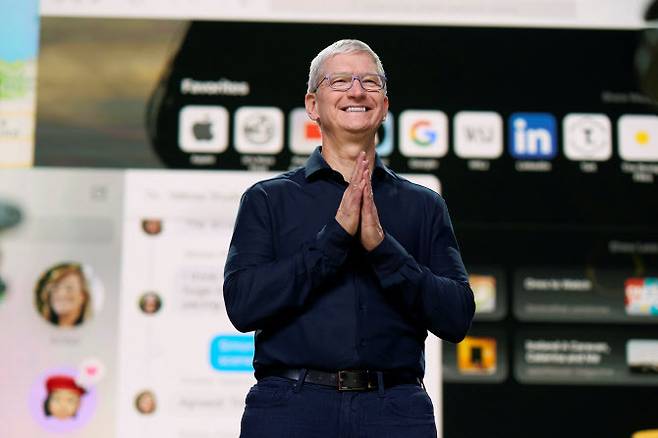팀 쿡 애플 CEO는 22일(현지시간) WWDC2020에서 애플이 독자 칩 개발에 성공했다고 발표했다. (사진= 로이터)