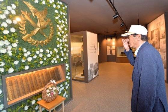 권정열(88) 학도의용군 포항지회장이 지난 16일 오전 경북 포항시 북구 용흥동 학도의용군 전승기념관에서 6.25 전쟁 당시 전쟁터에서 목숨을 바친 학우들의 명복을 빌고 있다. [뉴스1]
