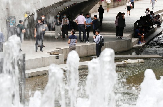 서울 낮 최고기온이 32도를 넘긴 23일 청계천 분수대가 솟아오르고 있다. 25일과 26일은 다시 폭염이 찾아올 것으로 보인다. 뉴스1