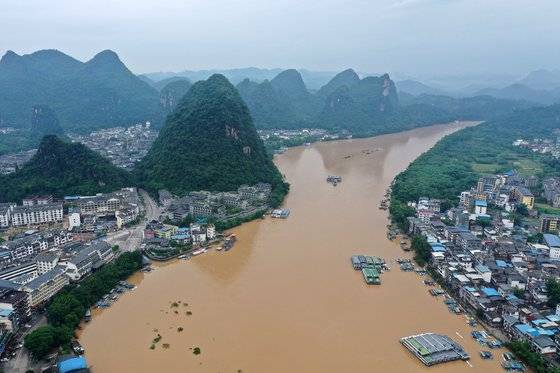 지난 8일 중국 남부 광시좍종자치구의 강이 일주일째 이어진 폭우로 마을이 물에 잠긴 모습. [신화통신=연합뉴스]