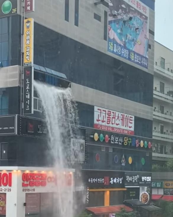의정부시 민락동 실내수영장 물탱크 파열로 쏟아지는 물.연합뉴스