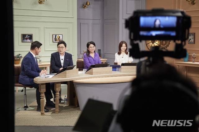 [서울=뉴시스] TBS TV 시샤 교양 프로그램 '뉴스공장 외전 - 더 룸' 촬영 현장 (사진=TBS 제공) 2020.06.24. photo@newsis.com