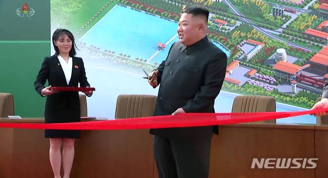 [서울=뉴시스] 북한 조선중앙TV가 2일 김정은 국무위원장이 평안남도 순천에 있는 인비료공장 준공식에 참석했다고 보도하고 있다. (사진=조선중앙TV 캡처) 2020.05.02. photo@newsis.com