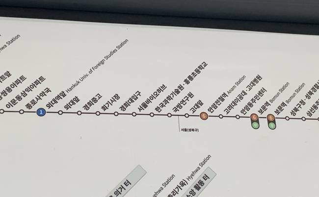 외대역앞-외대앞(좌측), 보문역-보문역(우측)이 연이어 이어지는 273번 버스 노선도. [이홍주 제공]