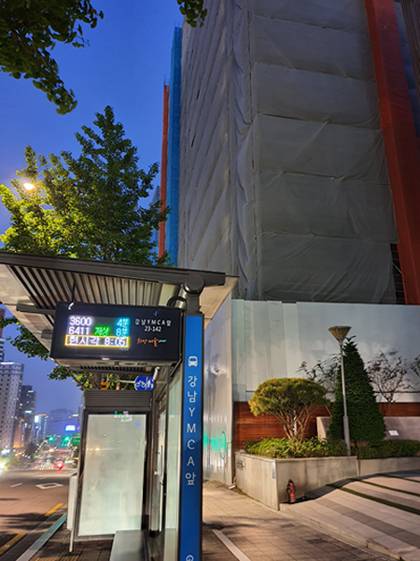 공사장 담장이 보이는 ‘강남YMCA앞’ 정류장 근처 모습. [이홍주 제공]