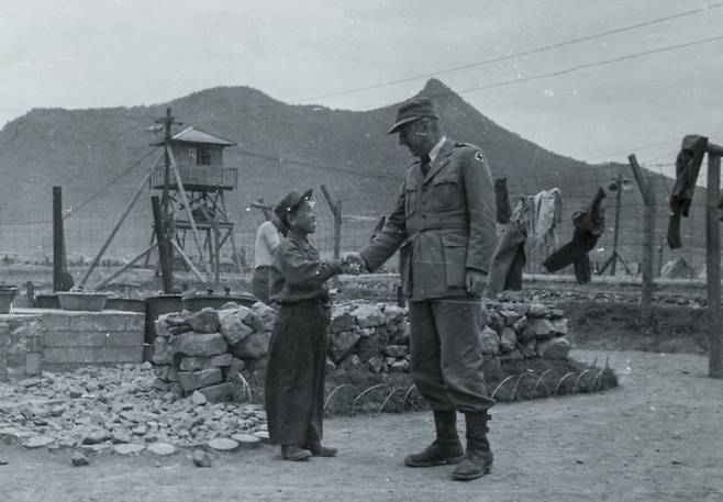 악수하는 어린이 전쟁 포로 (서울=연합뉴스) 한국전쟁 70주년을 맞아 국제적십자위원회(ICRC)가 보유하고 있던 한국전쟁 당시 모습이 담긴 사진을 연합뉴스가 입수했다. 이 사진들은 한국전 당시 한반도에 파견됐던 ICRC 관계자들이 기록했던 것으로 전쟁 포로와 참상 등의 모습이 담겨 있다. ICRC는 한국전쟁의 시작과 동시에 한반도에 파견돼 유엔군과 공산군 간 제네바 협약 준수 감시 활동과 난민 구호 활동 등을 했다. 사진은 1951년 6월 4일 거제 포로수용소 빨래터에서 만난 어린 전쟁포로의 모습. [국제적십자위원회(ICRC) 제공. 재판매 및 DB 금지]