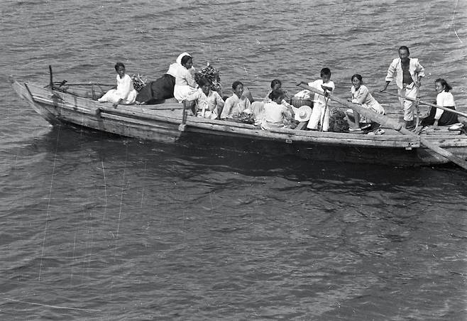 한국 전쟁 당시 강을 건너는 피란민 (서울=연합뉴스) 한국전쟁 70주년을 맞아 국제적십자위원회(ICRC)가 보유하고 있던 한국전쟁 당시 모습이 담긴 사진을 연합뉴스가 입수했다. 이 사진들은 한국전 당시 한반도에 파견됐던 ICRC 관계자들이 기록했던 것으로 전쟁 포로와 참상 등의 모습이 담겨 있다. ICRC는 한국전쟁의 시작과 동시에 한반도에 파견돼 유엔군과 공산군 간 제네바 협약 준수 감시 활동과 난민 구호 활동 등을 했다. 사진은 한국전쟁이 진행 중이던 1951년 나룻배를 타고 강을 건너는 피란민의 모습. [국제적십자위원회(ICRC) 제공. 재판매 및 DB 금지]