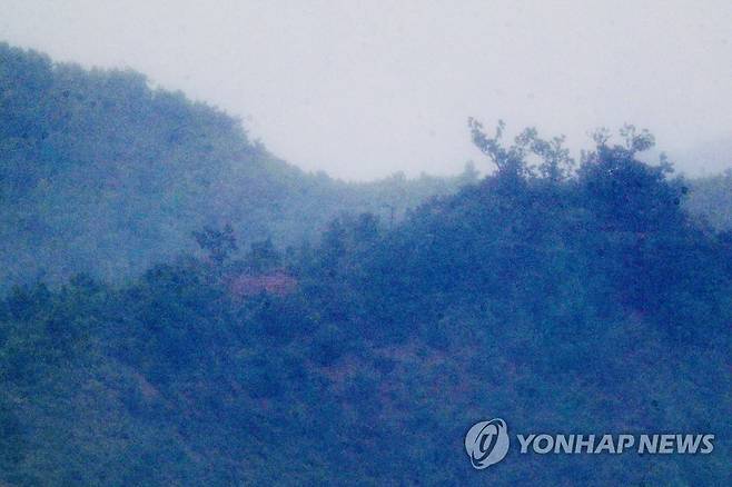 철거된 북한 개풍군 대남 확성기 (인천=연합뉴스) 임화영 기자 = 24일 오전 인천 강화군 평화전망대에서 바라본 북한 황해북도 개풍군 한 야산 중턱에 설치된 대남 확성기가 철거돼있다. hwayoung7@yna.co.kr