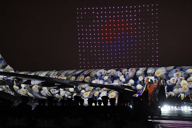 북한에서 발굴된 6·25 국군 전사자 유해 147구를 미국 하와이에서 서울공항으로 모셔온 공군 공중급유기 시그너스(KC-330) 기체에 미디어파사드 영상이 투영되고 있다. 태극기를 표현한 드론 불빛들이 보인다. 성남/청와대사진기자단