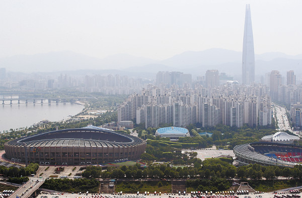 서울 송파구 잠실동과 강남구 삼성·대치·청담동에서 지난 23일부터 토지거래허가제가 시행됐다. 아파트 등 주택은 전세를 낀 매매가 일절 금지되지만 상가 등은 일부 임대가 허용된다. 사진은 송파구 잠실동 일대 모습. 연합뉴스