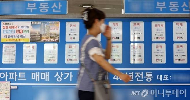 [서울=뉴시스] 14일 서울 송파구 부동산 밀집 지역에 급매, 전세 및 월세 매물을 알리는 안내문이 붙어 있는 모습. 2020.06.14.   bjko@newsis.com