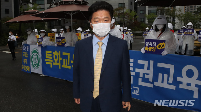 [서울=뉴시스] 조수정 기자 = 국제중학교 지정 취소 처분을 받은 대원국제중학교 학부모들이 25일 오전 서울 종로구 신문로 서울시교육청 앞에서 집회를 열고 취소 철회를 촉구하고 있다. 앞은 강신일 교장. 이날 대원·영훈국제중학교의 입장을 듣는 청문 절차가 열린다. 2020.06.25. chocrystal@newsis.com