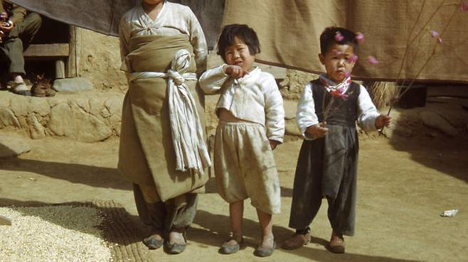 1951년 피란 도중 어느 농가에서 쉬고 있는 아이들