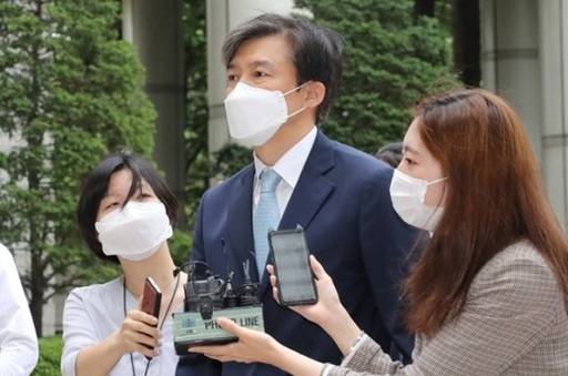 비리 혐의로 재판을 받고 있는 조국 전 법무부 장관이 법원에 출석하며 취재진의 질문을 받는 모습. 연합뉴스