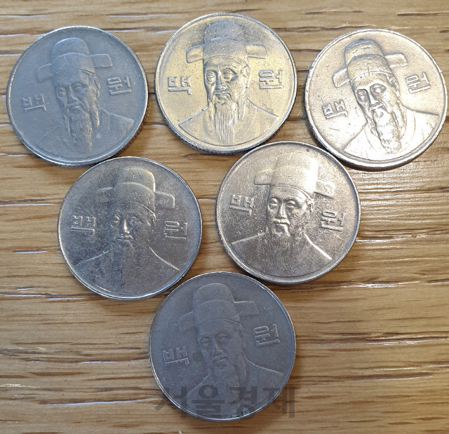 100원짜리 동전 앞면에는 월전 장우성의 충무공 표준영정을 옮긴 이순신 초상이 담겨 있다.