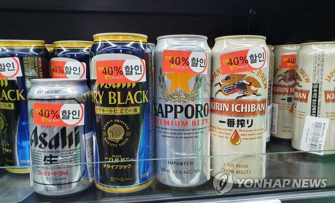 일본 맥주 '눈물의 할인 공세' 2019년 11월 8일  서울 시내 한 슈퍼마켓에서 팔리지 않은 일본 맥주들이 40% 세일 가격으로 진열돼 있다. [연합뉴스 자료 사진]