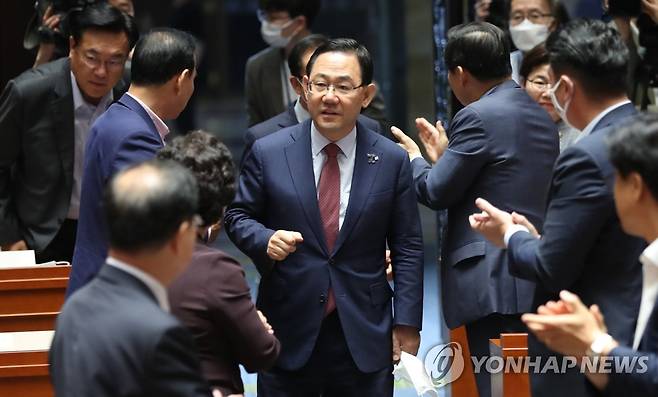 주호영, 긴급 비상의원총회 참석 (서울=연합뉴스) 하사헌 기자 = 미래통합당 주호영 원내대표가 25일 오전 서울 여의도 국회에서 열린 긴급 비상의원총회에서 재신임을 추인받은 후 의총에 참석하고 있다. 2020.6.25 toadboy@yna.co.kr