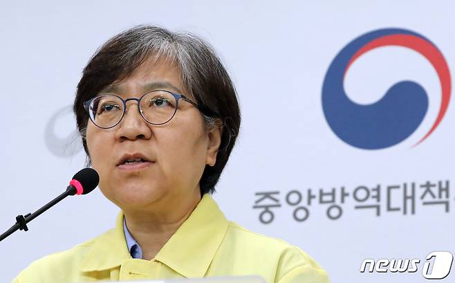 정은경 중앙방역대책본부장(질병관리본부장)이 충북 청주시 질본 브리핑실에서 코로나19 국내 발생현황 브리핑을 하고 있다./뉴스1 © News1 장수영 기자
