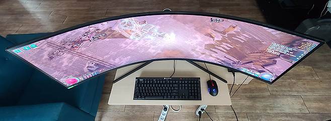 1,000R 곡률이 적용됐는데, 32:9 비율이 주는 가로 길이 때문에 특별한 인상을 준다.