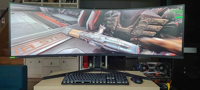 32:9 비율이 적용되면 일반 화면비에 비해 시야가 약간 조정되기에 게임을 즐길 때 조금 어색할 수 있다. 금방 적응된다.