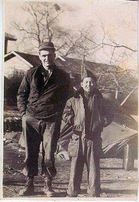 한국전쟁 와중에 미군 부대에서 하우스 보이를 하던 시절의 김장환과 칼 파워스 상사. [사진 극동방송]