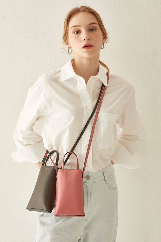 크기가 작아서 두 개를 겹쳐 메는 방식이 오히려 개성있어 보인다. 사진 헤지스 액세서리