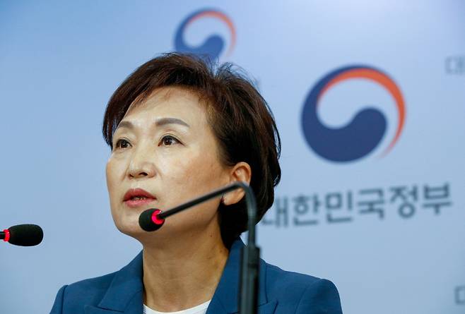 김현미 국토교통부 장관이 17일 정부세종청사에서 6.17 대책을 발표하고 있다. 이날 송파구 잠실, 강남구 대치동, 삼성동, 청담동에 대한 토지거래허가구역 지정 계획이 공개됐다. /사진제공=뉴스1