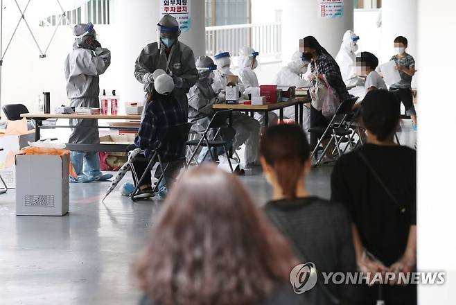 서울 왕성교회서 확진자 발생 (서울=연합뉴스) 임헌정 기자 = 26일 신종 코로나바이러스 감염증(코로나19) 확진자가 발생한 서울 관악구 왕성교회에 설치된 임시 선별진료소에서 교인들이 검체 채취를 받고 있다. 2020.6.26 kane@yna.co.kr