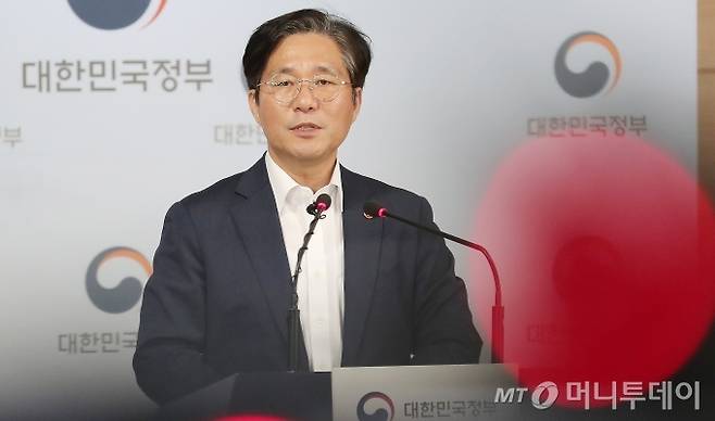 성윤모 산업통상자원부 장관이 9일 오후 서울 종로구 정부청사에서 일본 수출규제강화 조치와 관련한 브리핑을 열고 '일본의 불화수소 북한 반출 의혹' 제기에 대해 설명하고 있다.이날 성윤모 장관은 "일본에서 수입된 불화수소가 북한을 포함한 UN 결의 제재 대상국으로 유출되지 않았다"고 밝혔다. / 사진=김창현 기자 chmt@
