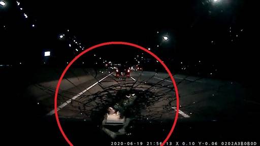 지난 19일 오후 10시20분쯤, 경부고속도로 구미 나들목 인근을 달리던 A씨는 앞선 차량이 밟고 지나간 판스프링이 날아와 유리창을 뚫고 들어온(빨간 동그라미) 아찔한 사고를 당했다. 다행히 다치지는 않았으나, 일주일이 지나도 사고 당시의 충격에서 벗어나지 못하고 있다. 사진 속 시간은 9시56분이나, 이는 실제와 24분 정도 차이가 있다고 한다. A씨 제공