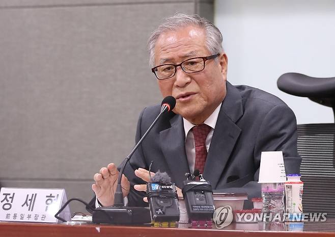 (서울=연합뉴스) 안정원 기자 = 정세현 전 통일부 장관이 25일 오전 서울 여의도 국회 의원회관에서 '위기의 한반도 어디로 갈 것인가?-북핵 문제 발생 원인과 해법'을 주제로 초청 강연을 하고 있다.