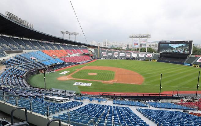 야구, 축구 등 프로스포츠 경기가 빠르면 다음주부터 제한적으로 관중 입장이 허용된다, 사진은 관중이 없는 잠실구장. 사진=연합뉴스