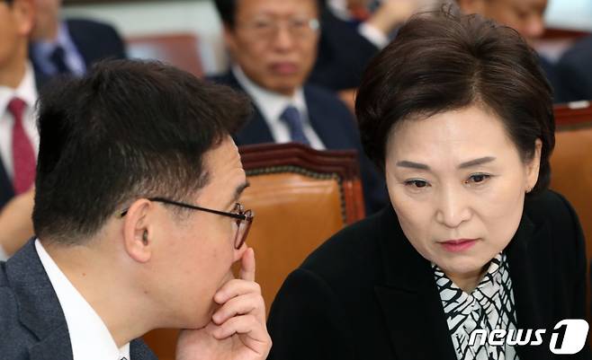 김현미 국토교통부장관과 박선호 1차관이 의견을 나누고  있는 모습 /뉴스1 © News1 이종덕 기자